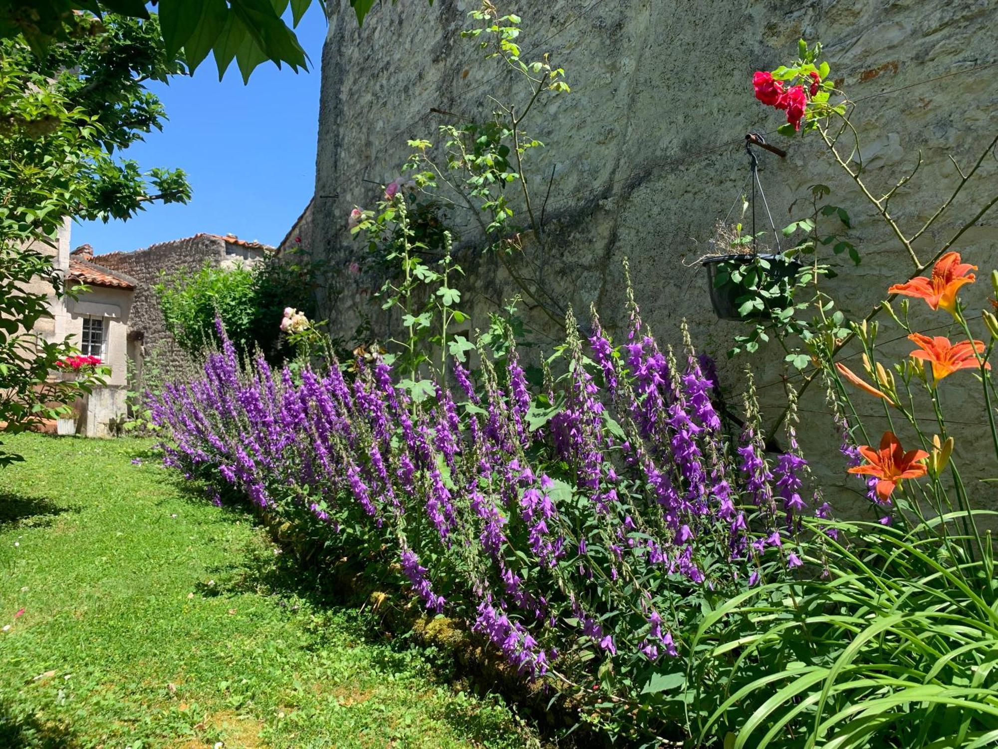 The Cool Lounge A Coulonges - Charente Bed and Breakfast Buitenkant foto