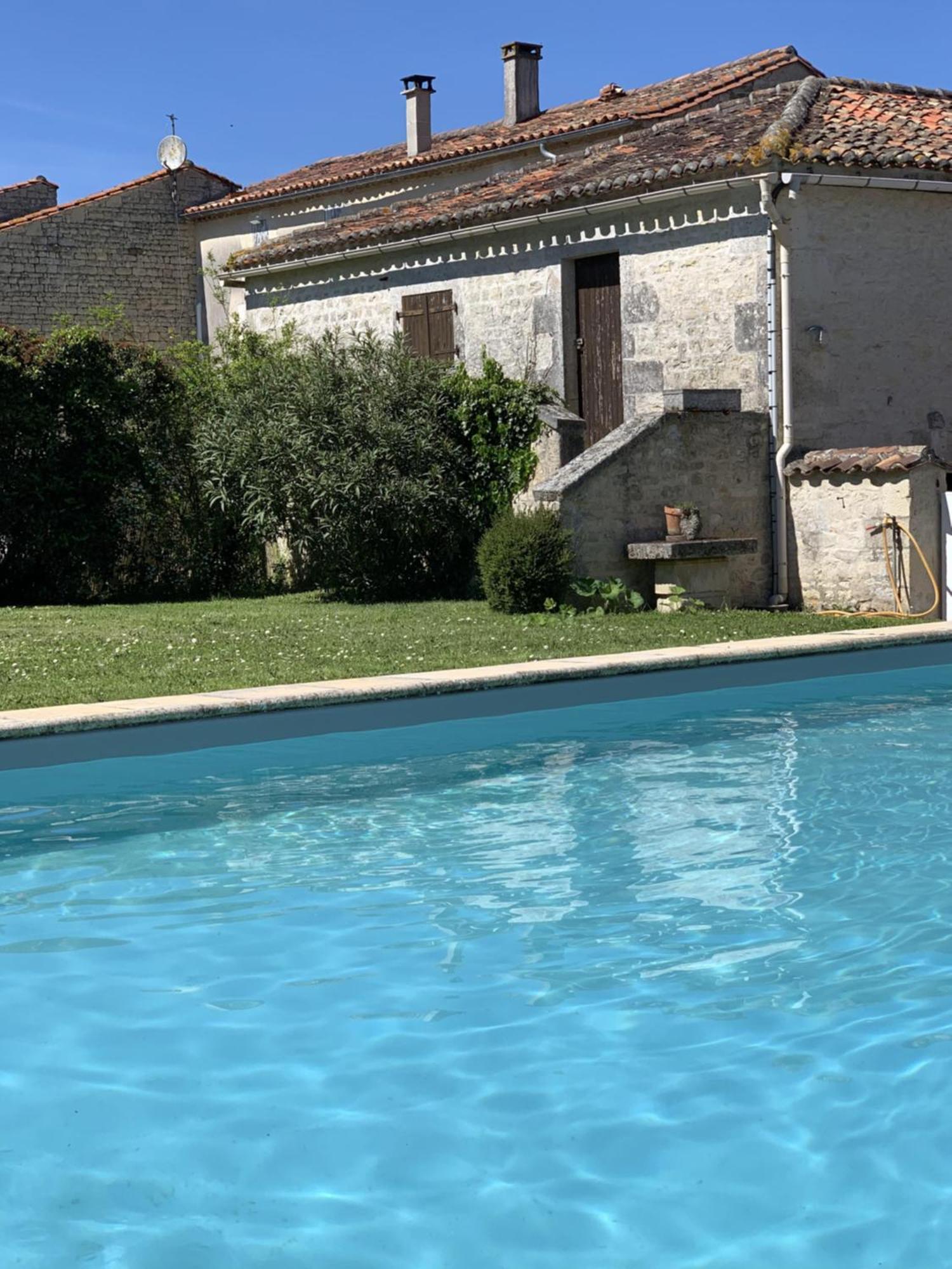 The Cool Lounge A Coulonges - Charente Bed and Breakfast Buitenkant foto