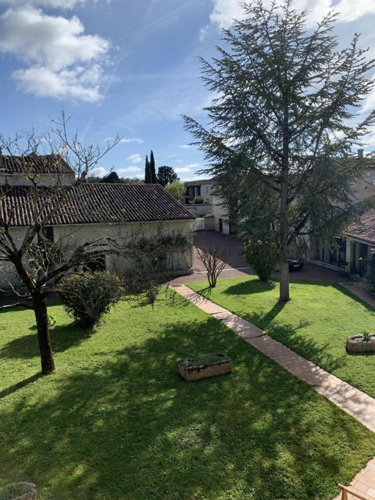 The Cool Lounge A Coulonges - Charente Bed and Breakfast Buitenkant foto