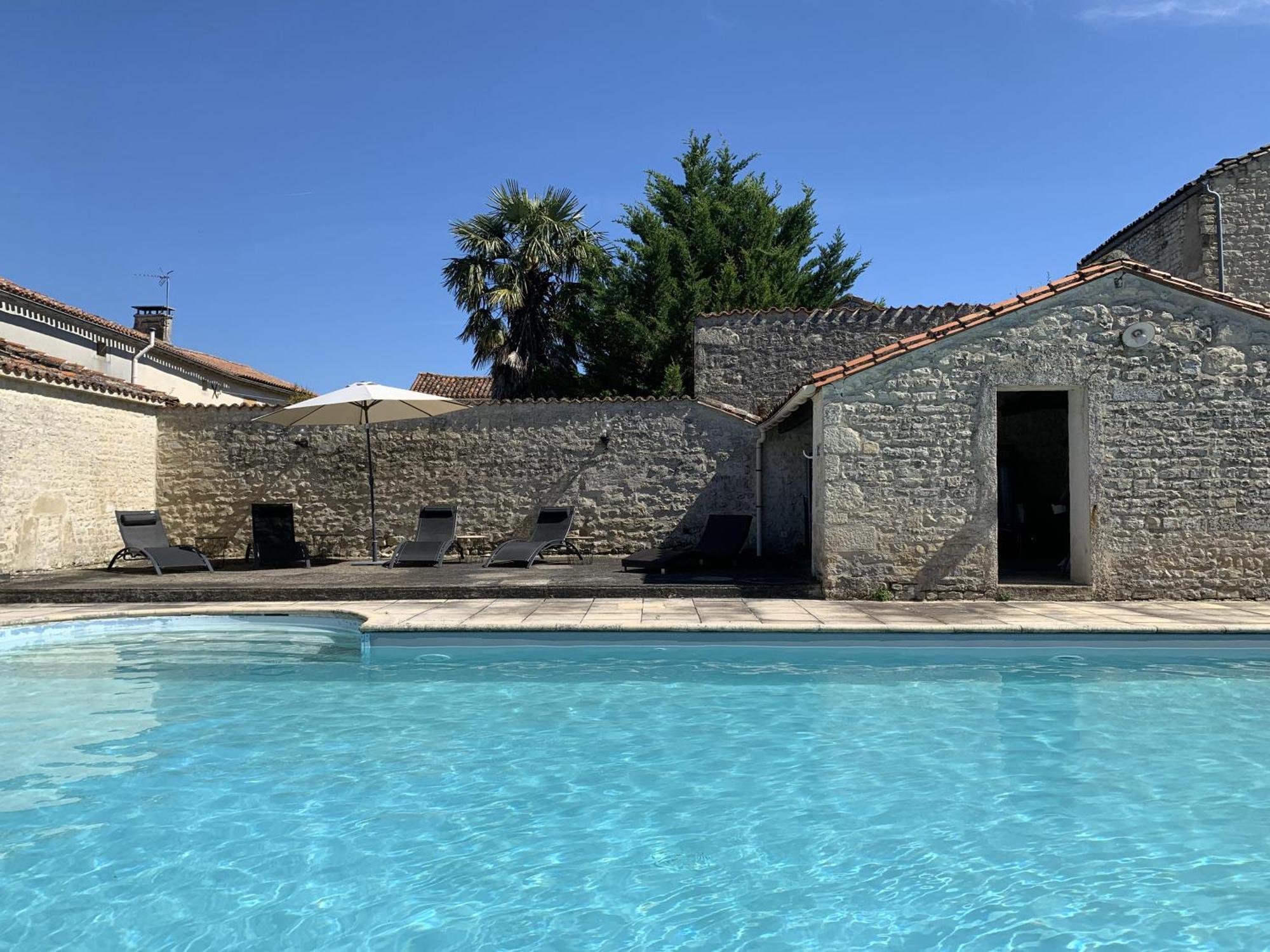 The Cool Lounge A Coulonges - Charente Bed and Breakfast Buitenkant foto